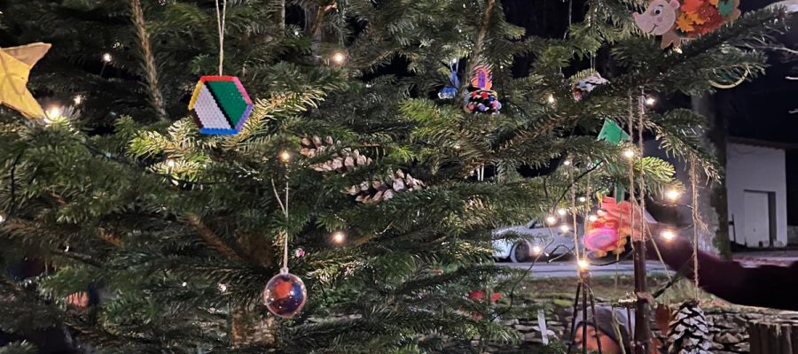 Der geschmückte Weihnachtsbaum auf dem Dorfplatz Hentern